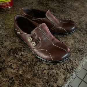 Clarks bendable shoes